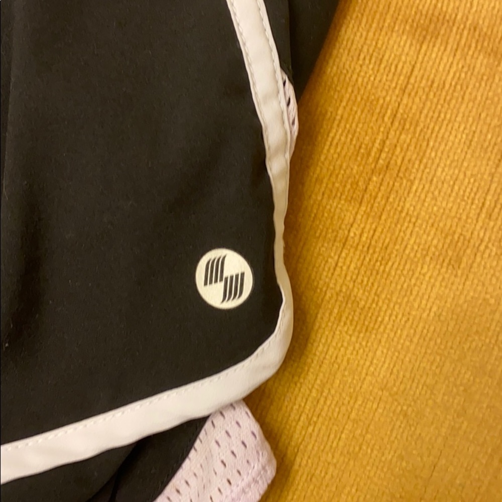 Place  sport shorts - Picture 4 of 4